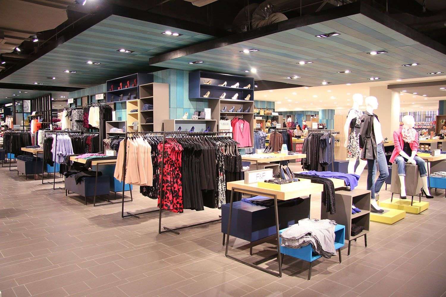 من المستودع إلى نقطة البيع: كيف أصبحت أجهزة الكمبيوتر المحمولة بمثابة "الجهاز العصبي" لإدارة المخزون في الوقت الفعلي في قطاع التجزئة