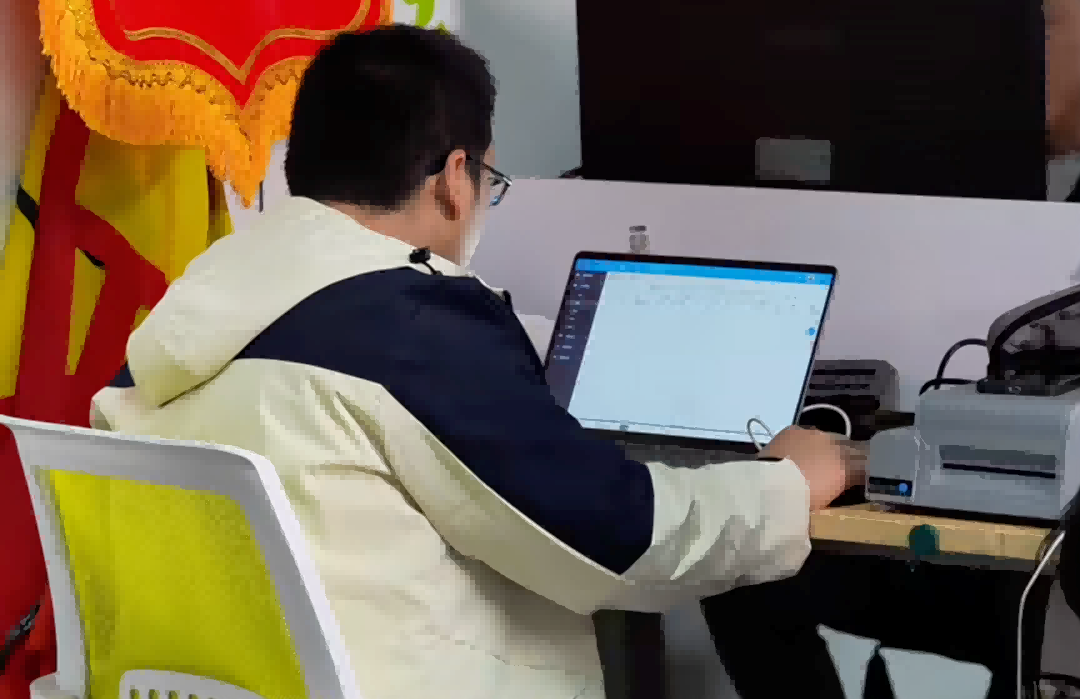 FYJ technical trainer demonstrating RFID handheld reader operation to a small group of warehouse employees inside a semiconductor material storage area, focusing on inventory workflows.