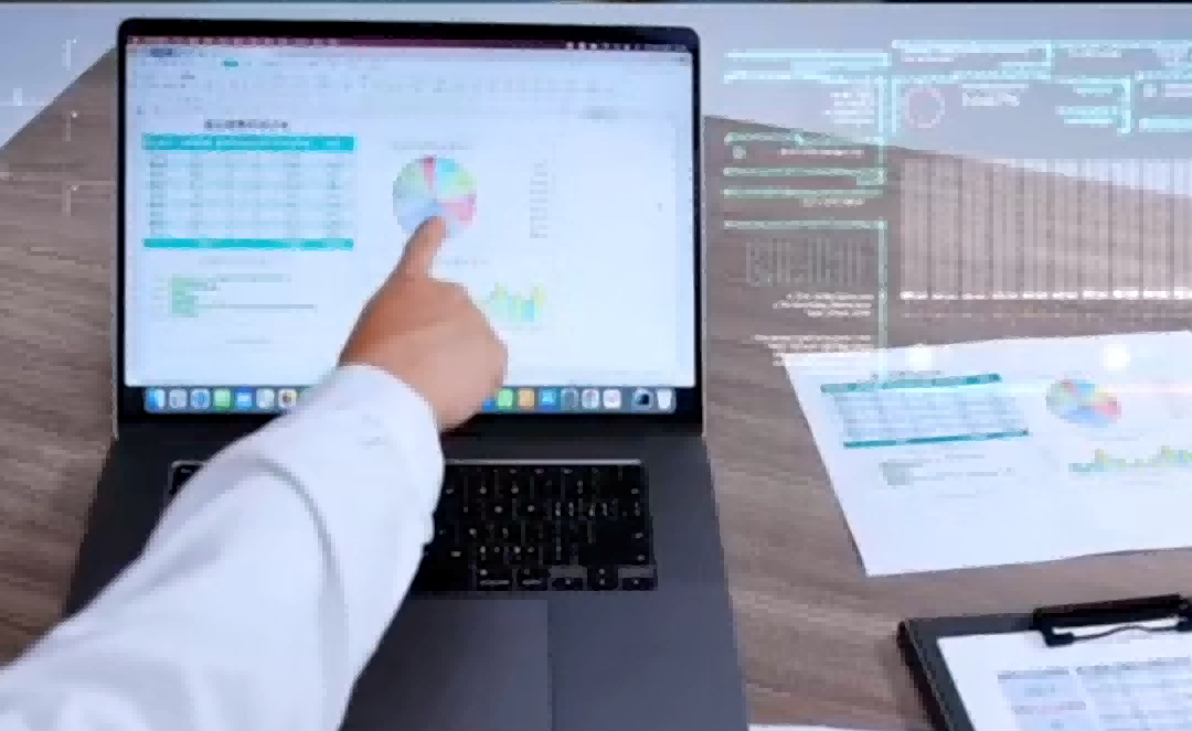  Split image comparing two warehouse workers manually counting pallets with clipboards versus a single operator quickly scanning an entire row of dense pallet stacks with an FYJ RFID handheld reader, symbolizing 80% efficiency gain.