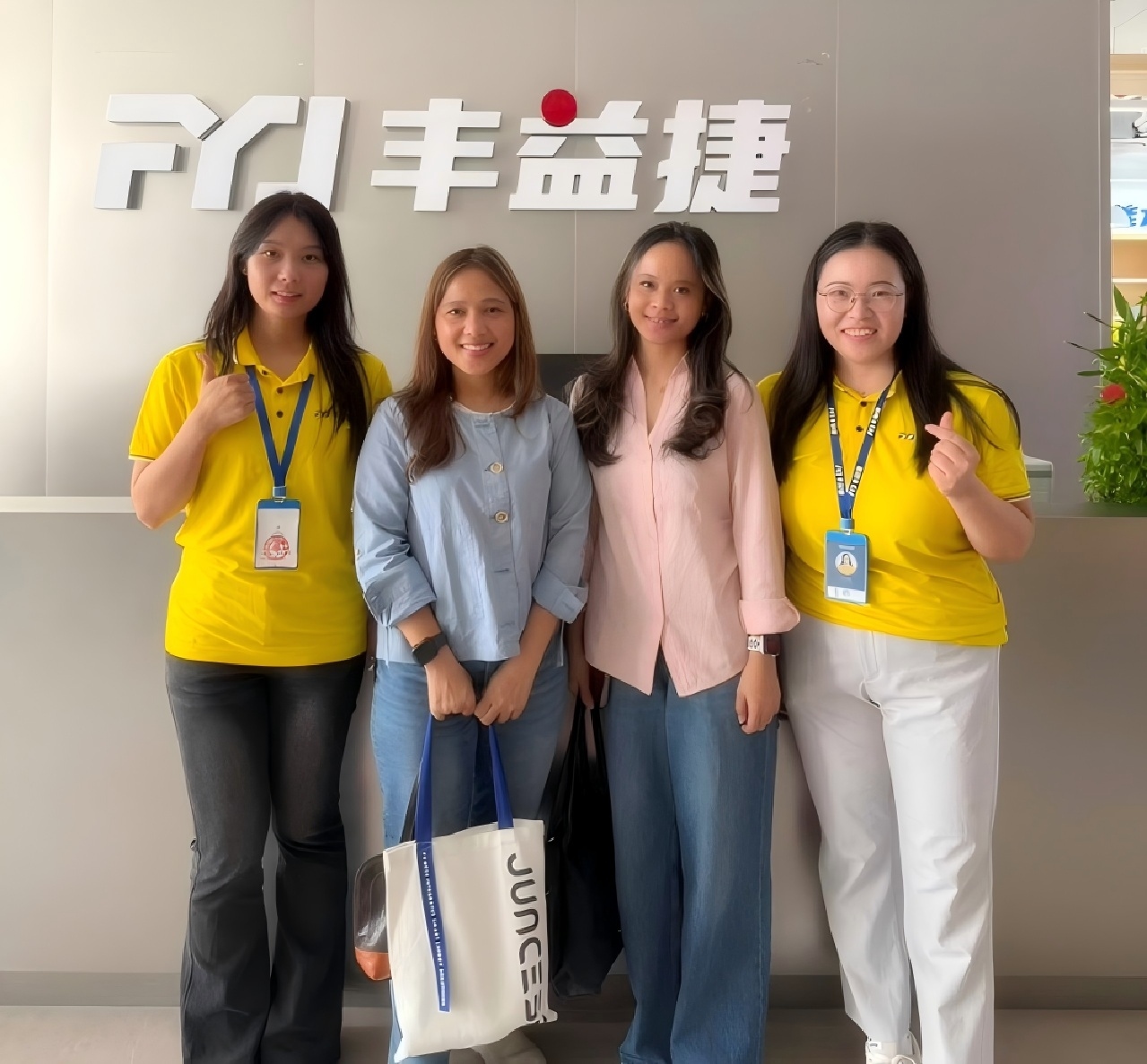 Indonesian customer reviewing automated inbound and outbound tracking, alerts, item locating and warehouse monitoring at FYJ